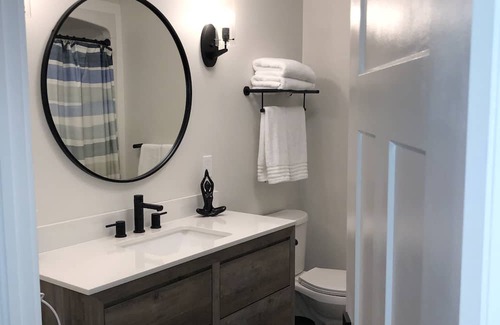 Cobourg House | A cozy 5 star, 1 bedroom, 1 bath in downtown Cobourg . Newly built in 2020!