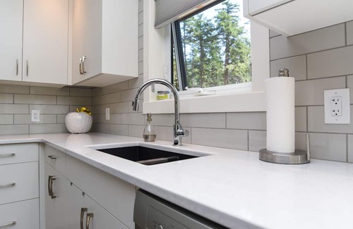 Comox House | The Eagles Nest - just a 5 minute walk to the beach!