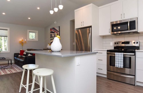 Comox House | The Eagles Nest - just a 5 minute walk to the beach!