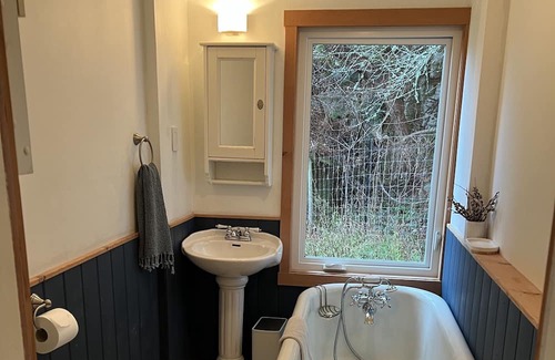 Mansons Landing Cabin | Cortes Beach house Relaxing cottage on the ocean