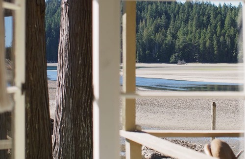 Mansons Landing Cabin | Cortes Beach house Relaxing cottage on the ocean