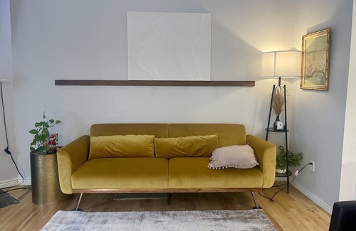 Thornton House | Modern 3 bed/2bath Townhome w 2 carports. 65inch TV/Fireplace/Wood Floors