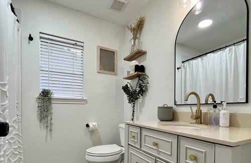 League City House | Cozy, Clean & Private Room in League City