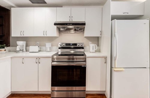 Northwest Calgary House | Timeless Tranquility 2BR Suite near the Airport