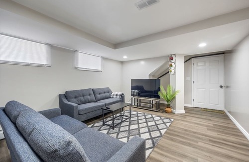 Skokie Condo | Skokie Sunrise - 3 Queen Beds