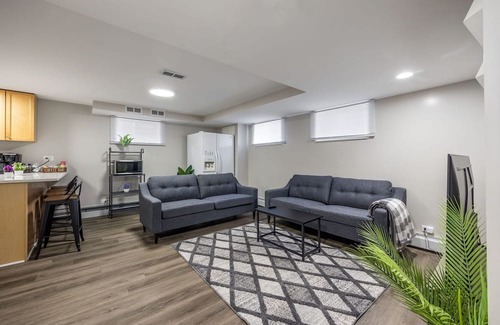 Skokie Condo | Skokie Sunrise - 3 Queen Beds