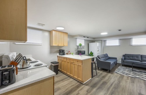 Skokie Condo | Skokie Sunrise - 3 Queen Beds