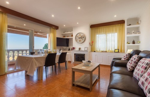Sant Cebria de Vallalta House | Holiday Home 'Villa Sol' with Sea View, Private Pool and Wi-Fi