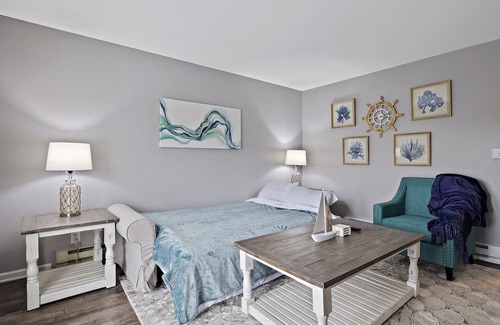 Yorkville Apartment | Serene Apartment w/Amazing Fox River View in Downtown Yorkville. 2bedrm/1.5 ba