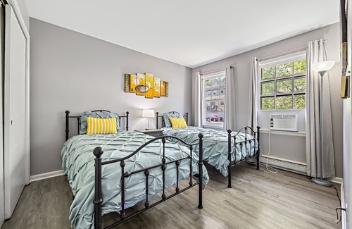 Yorkville Apartment | Serene Apartment w/Amazing Fox River View in Downtown Yorkville. 2bedrm/1.5 ba