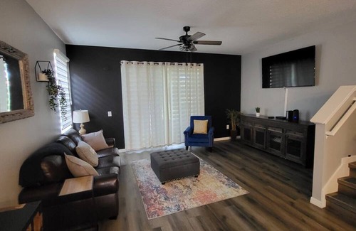 Crestwynd Bay House | 3 beds, 2 1/2 bath close to Disney and universal. nSleep up to 7. Community pool