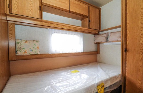 Rust House | Look forward to a relaxing break in this mobile home by the lake.