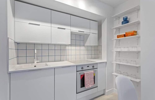 Derby House | OnPoint -LARGE 3 Bedroom House With Parking!