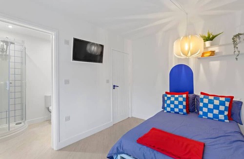 Derby House | OnPoint -LARGE 3 Bedroom House With Parking!