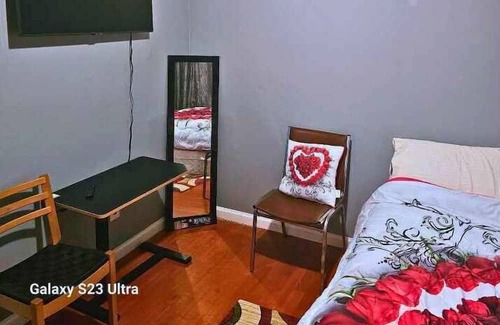 Newark House | Room D, 6mins to Airport EWR, 5 MINS TO Penn Station, Newark Nj, 15mins to NY