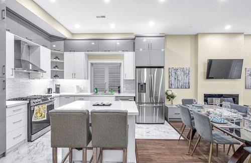 Landsdale House | Stylish 5bed Home Near DT/Hospitals/GO/Lake/TiCats