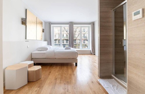 Quartier de la Goutte-d'Or Apartment | Luxe, State of the Art Suite near Montmartre