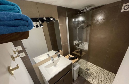 Meyzieu Nord Ouest Villa | Unique! Jacuzzi Privé en Plein air 35°c Villa