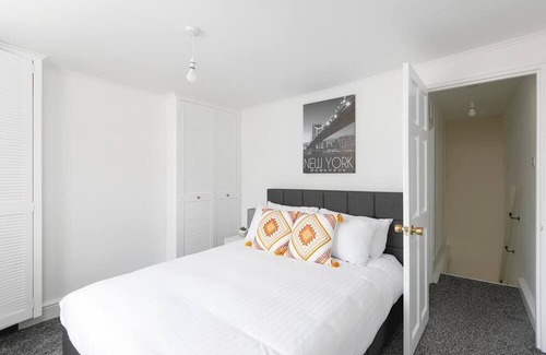 East Finchley Apartment | Skyvillion - Cozy 2 Bed Cottage In East Finchley