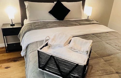 Des Plaines House | 9mins from Ohare,2 free parking 4 bedroom,1.5 B Pet friendly Closer I-294, I-53.