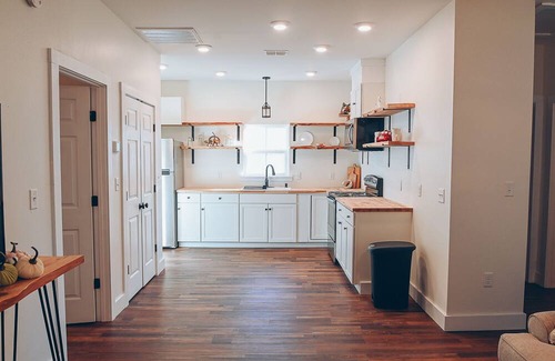 Thomasville House | Cozy cottage getaway near downtown Thomasville. Friendly to children and pets!