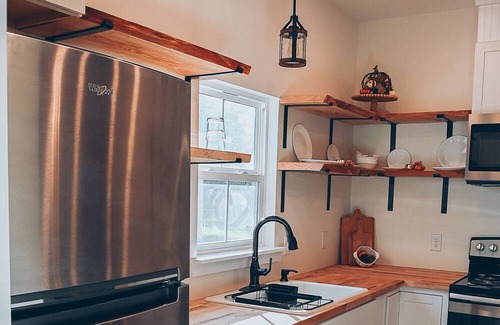 Thomasville House | Cozy cottage getaway near downtown Thomasville. Friendly to children and pets!
