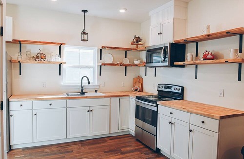 Thomasville House | Cozy cottage getaway near downtown Thomasville. Friendly to children and pets!
