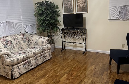 Decaturville House | Cheery, cozy, spa-restful home, near state parks