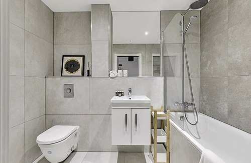 Watford Apartment | Newly Furnished and Bright Home