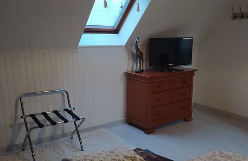 Neauphle-le-Vieux Villa | Location 2 Chambres D'hôtes Pour 3 Personnes en Pavillon Avec Jardin et Piscine