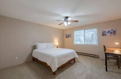 West End House | 2BR | Tacoma | Hospital Proximity | Spacious | Fully Fenced