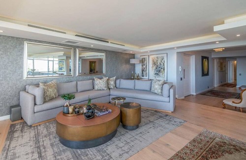 Three Anchor Bay Apartment | Unique and Immaculate Beachfront 4 Bedroom Apartment ocean view