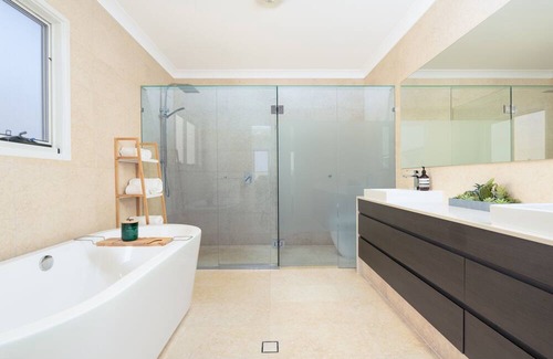 Gold Coast House | Waterfront Family Entertainer w/ Pool