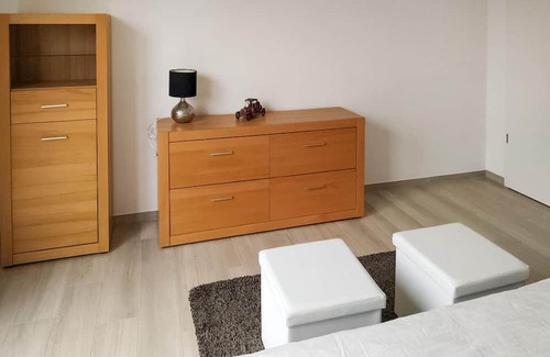 Mehring Apartment | This modern vacation apartment not far from the Moselle welcomes you with a wonderful view of the co