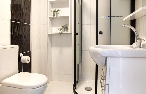 Konak Apartment | Lovely Flat in Konak with Sea View and Balcony