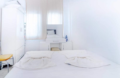Turgutreis City Center Apartment | Chic Flat w Terrace 3 min to Beach in Bodrum