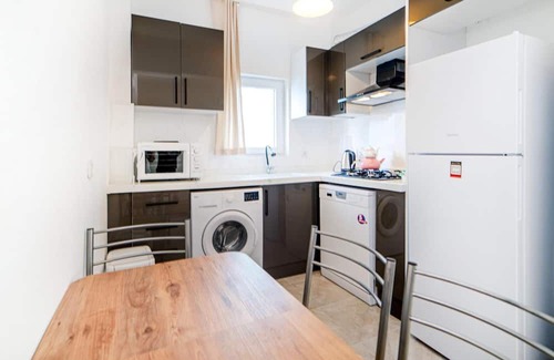Turgutreis City Center Apartment | Chic Flat w Terrace 3 min to Beach in Bodrum