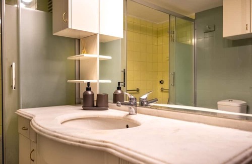 Karsiyaka Apartment | Sleek Flat with Sea View Balcony 2 min to Coast