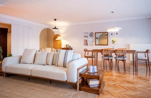 Karsiyaka Apartment | Sleek Flat with Sea View Balcony 2 min to Coast