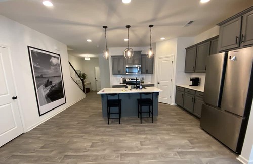 Harwood Lane House | NEW townhome 5 minutes from Whitewater center. 12 minutes from the CLT airport