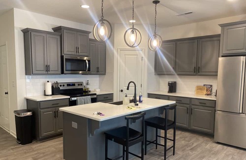 Harwood Lane House | NEW townhome 5 minutes from Whitewater center. 12 minutes from the CLT airport