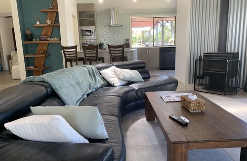 Landsborough House | The Hideaway is a lake house situated on the Ewan Maddock Dam, Glenview.