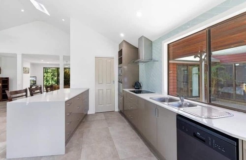 Landsborough House | The Hideaway is a lake house situated on the Ewan Maddock Dam, Glenview.