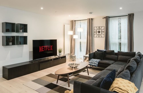 Docklands Apartment | Stunning 3-Bed Apartment in London