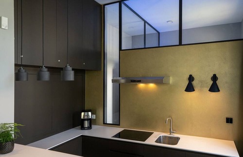 Sint-Pieters Villa | Stylish and fully equipped townhouse with large garden and swimming pond.