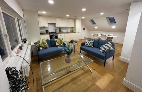 Kilburn Apartment | Delightful Ensuite- 1C Charteris