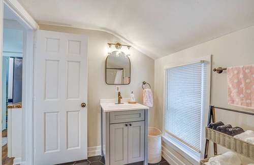 Franklin Springs Apartment | Chic New Hartford Apartment - Hike, Golf & Ski!