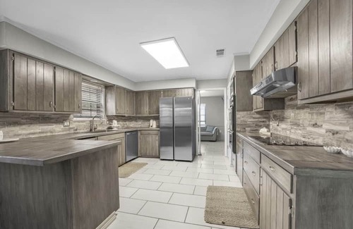 Broadmoor House | Large modern cozy spacious home great Location 2min from interstate Private yard