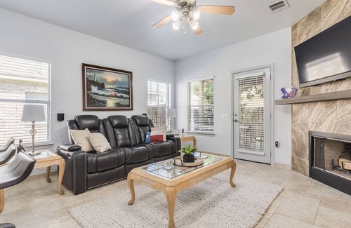 Pioneer Crossing House | Sweet home 1 King +1 pull out bed & 2 Queen beds in +1 pull out bed