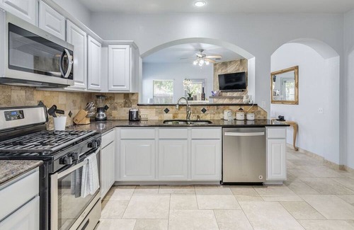 Pioneer Crossing House | Sweet home 1 King +1 pull out bed & 2 Queen beds in +1 pull out bed